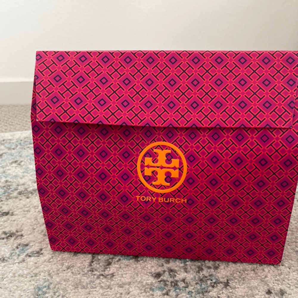 Tory Burch, gift bag , gift box
12 x 10“ x 5 inches ￼